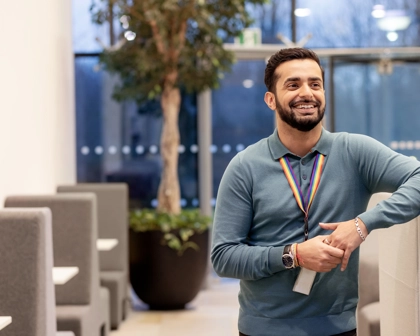 Employé souriant dans un bureau