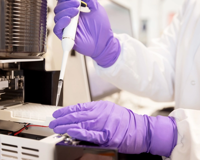 Travail avec pipette dans laboratoire