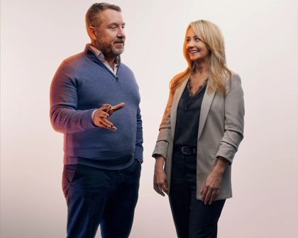 Employé homme et femme en photo studio